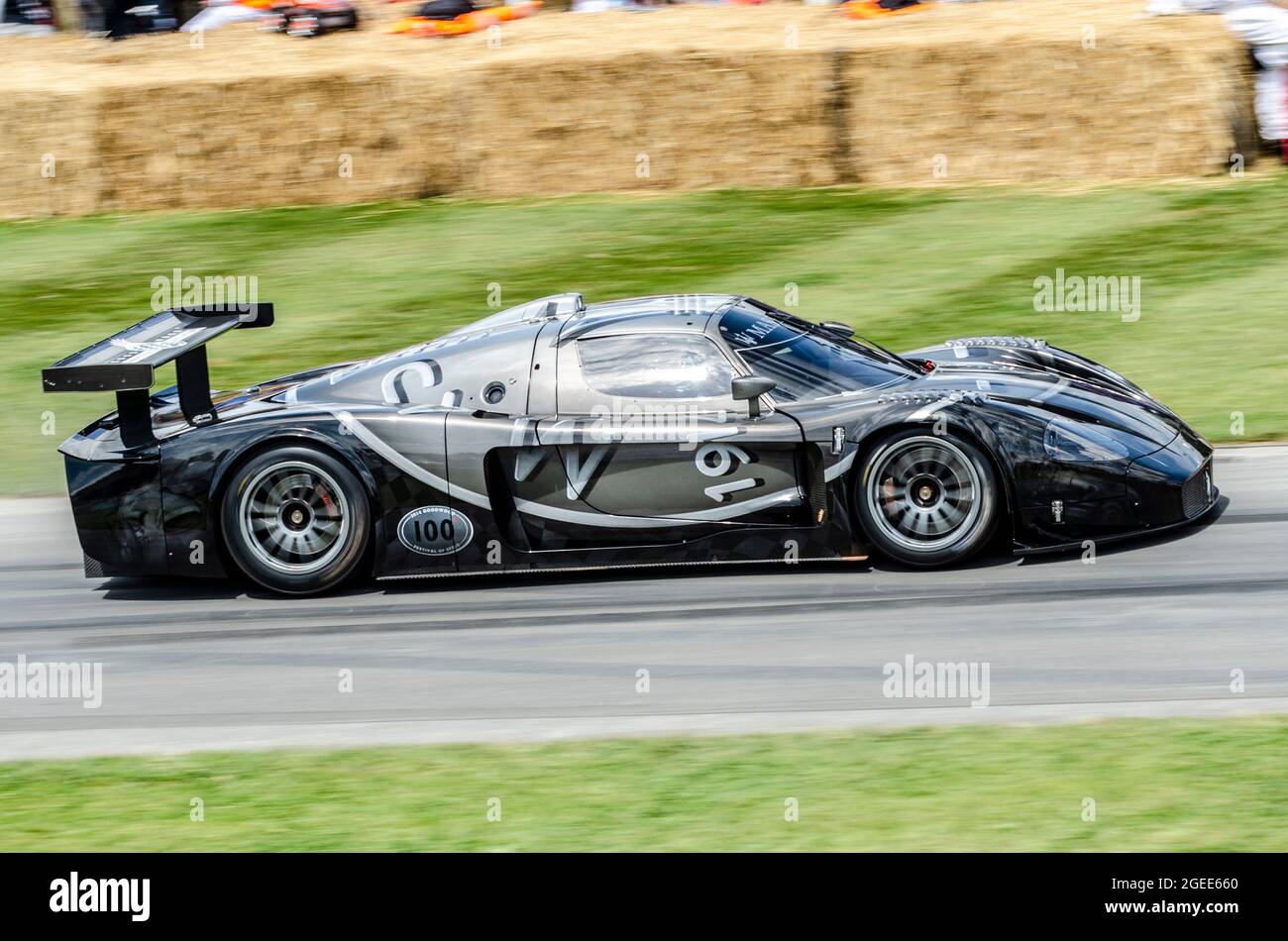 Maserati MC12 Goodwood Cent 100 Rennwagen, der beim Goodwood Festival of Speed Autorennen-Event 2014 die Bergrennen-Strecke hochfährt. Sonderaktion Stockfoto