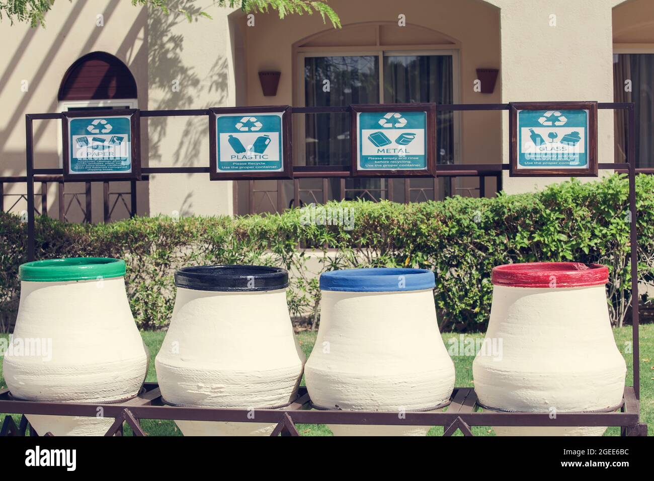 Ägypten, Sharm el-Sheik, 06.01.2021, vier Mülltonnen zur Mülltrennung im Hotel. Konzept der Ökologie und Abfallverarbeitung. Stockfoto