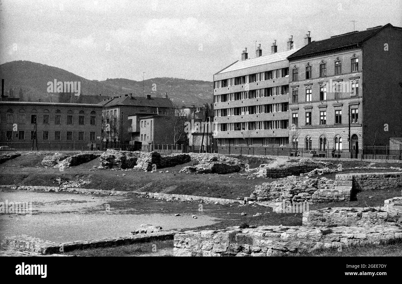 Das Aquincum Military Amphitheatre neben Wohnungen im Obuda Bezirk Budapest Ungarn im Jahr 1958 Stockfoto