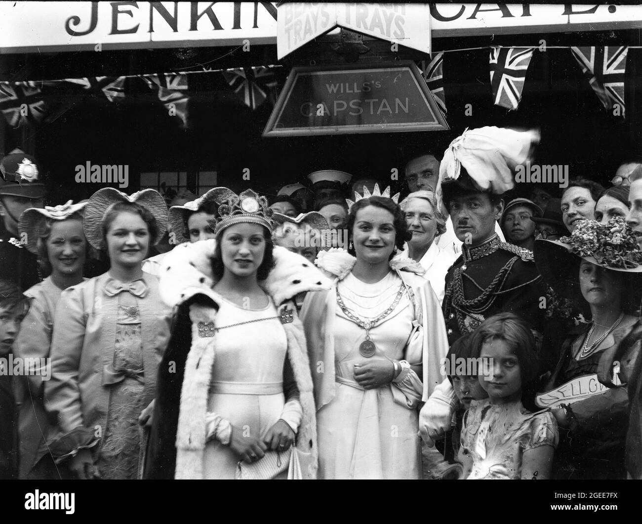 Menschen, die das Silberjubiläum von König George V. und Königin Mary in Kent, Großbritannien, 1935 feiern Stockfoto
