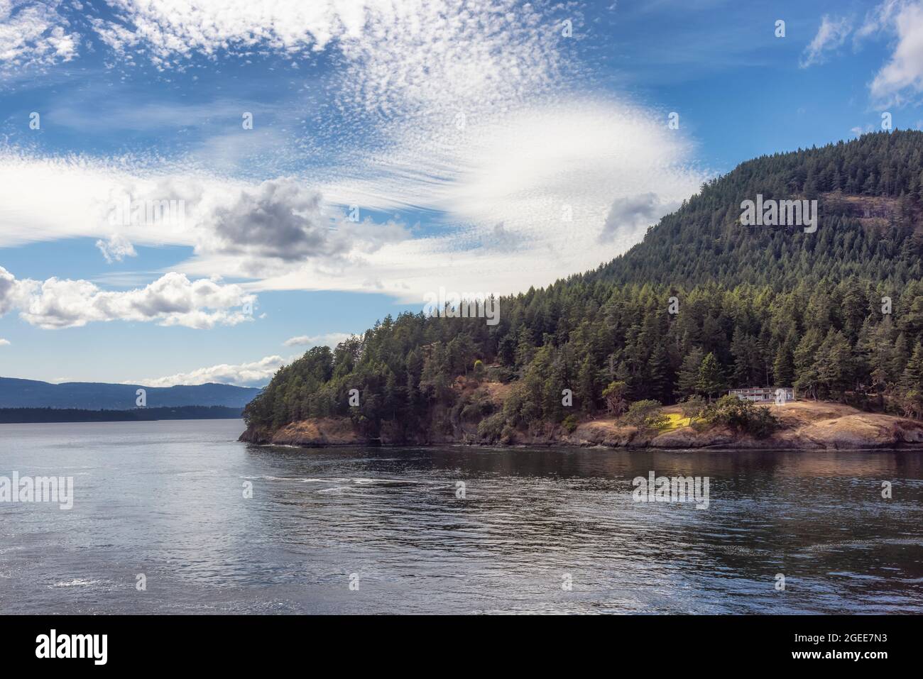 Blick auf die wunderschönen Gulf Islands an einem sonnigen Tag. Stockfoto