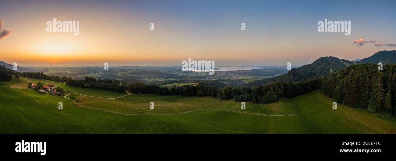 Ein atemberaubender Sonnenuntergang über dem beliebten bayerischen Chiemsee neben den alpen. Im Sommer ein wunderbares Urlaubsziel. Stockfoto