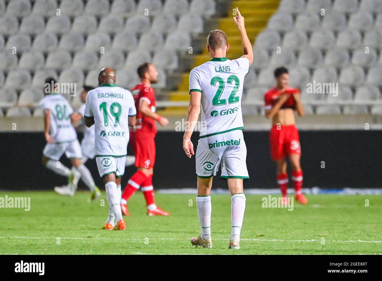 Omonoia's Adam lang feiert 75 Omonoia's Loizos Loizou erzielt im Spiel zwischen dem belgischen Fußballteam Royal Antwerp FC und Omonia Ni ein Tor Stockfoto