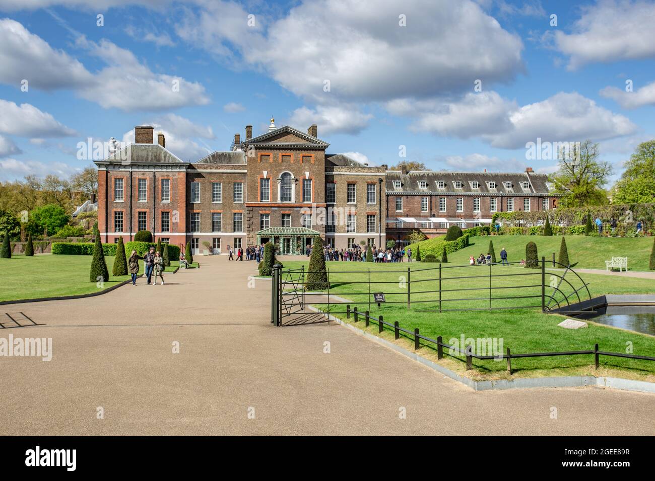 Kensington Palace, London, Großbritannien mit bewölktem Himmel. Der Palast war eine Residenz der britischen Königsfamilie Stockfoto