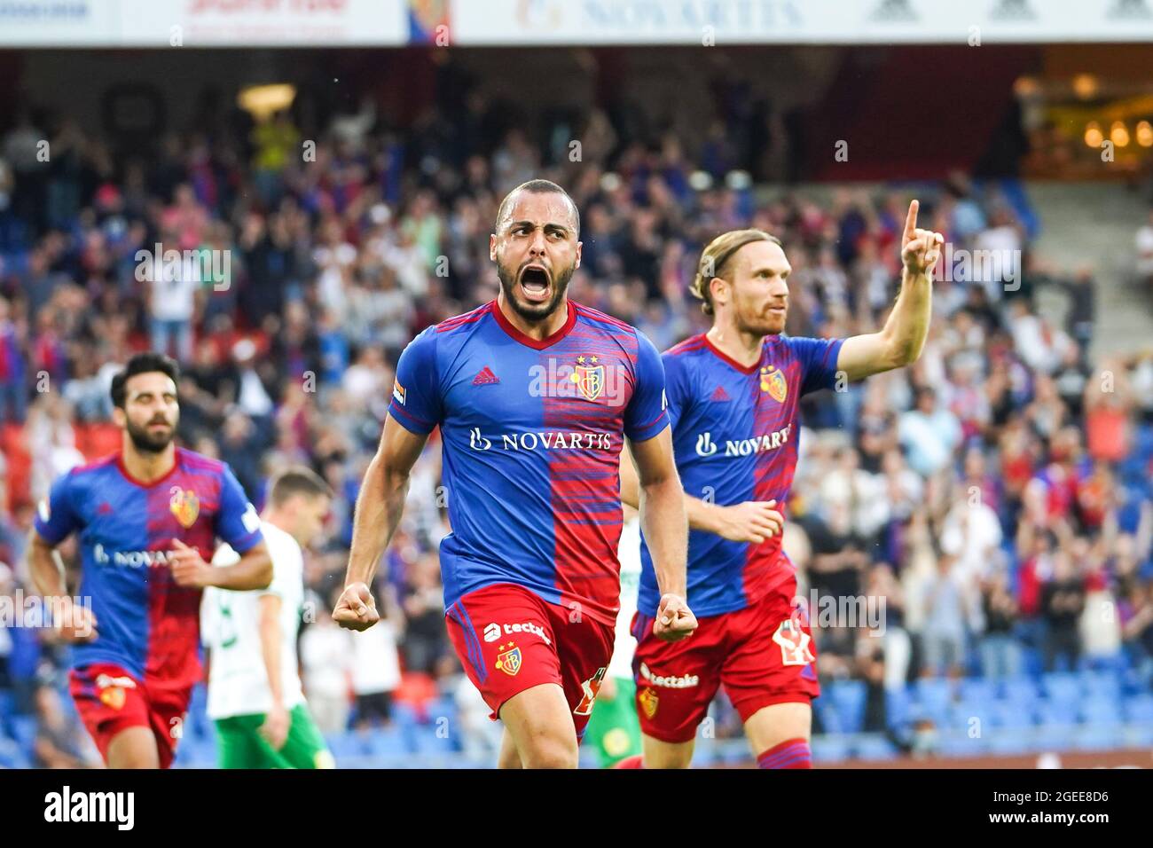 Basel, Schweiz. August 2021. Arthur Cabral (10 Basel) feiert beim Fußballspiel der UEFA Europa Conference League 2021/22 zwischen dem FC Basel und Hammarby IF im St. Jakob-Park in Basel, Schweiz, das erste Tor des Teams. Kredit: SPP Sport Pressefoto. /Alamy Live News Stockfoto