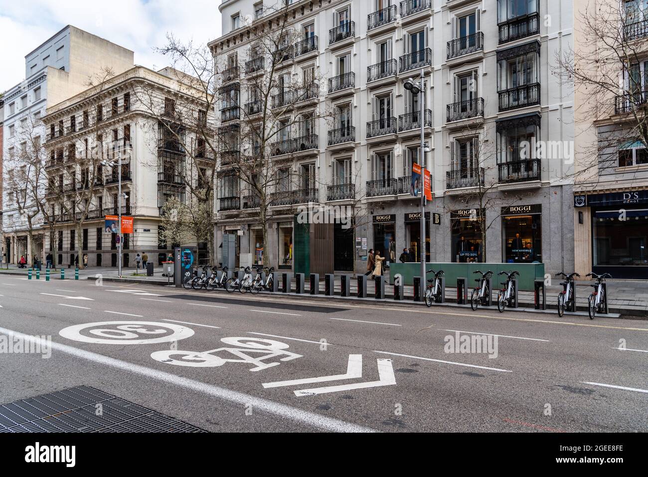 Madrid, Spanien - 7. März 2021: Blick auf die Serrano Street mit modischen Schaufenstern. Der Salamanca District ist bekannt dafür, einer der We zu sein Stockfoto