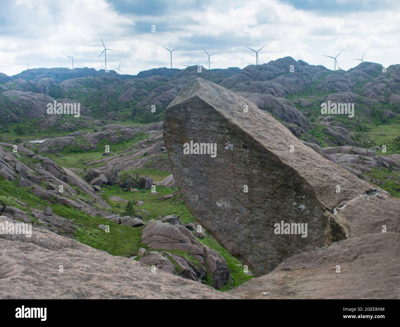 Trollpikken Wanderung in Europa (Norwegen) mit Windmühlen über ländliche Berge in - Green Future Concept Stockfoto