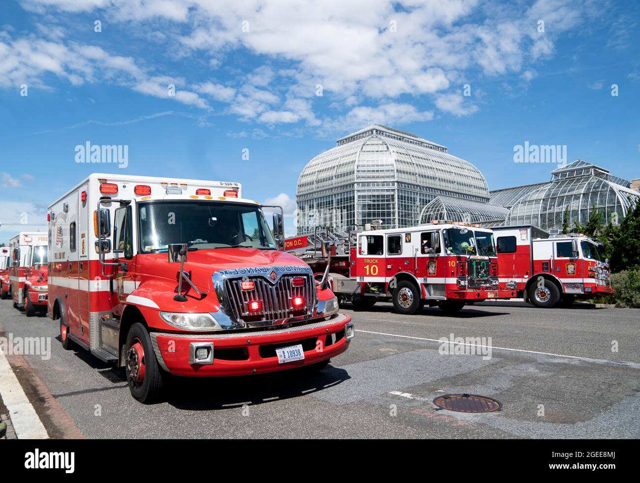 Washington, USA. August 2021. Die Fahrzeuge der Ersthelfer werden am 19. August 2021 in der Nähe des Kapitolgebäudes in Washington, DC, USA, gesehen. Mehrere Gebäude auf dem Capitol Hill, darunter das Gebäude des Obersten Gerichtshofs der USA, wurden am Donnerstagmorgen aufgrund einer laufenden Untersuchung der US-Polizei (USCP) und anderer Behörden wegen einer „aktiven Bombendrohung“ in der Nähe evakuiert. Quelle: Liu Jie/Xinhua/Alamy Live News Stockfoto