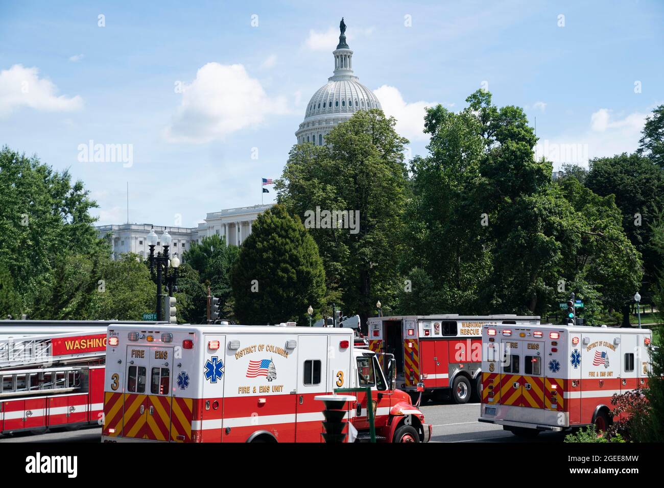 Washington, USA. August 2021. Die Fahrzeuge der Ersthelfer werden am 19. August 2021 in der Nähe des Kapitolgebäudes in Washington, DC, USA, gesehen. Mehrere Gebäude auf dem Capitol Hill, darunter das Gebäude des Obersten Gerichtshofs der USA, wurden am Donnerstagmorgen aufgrund einer laufenden Untersuchung der US-Polizei (USCP) und anderer Behörden wegen einer „aktiven Bombendrohung“ in der Nähe evakuiert. Quelle: Liu Jie/Xinhua/Alamy Live News Stockfoto