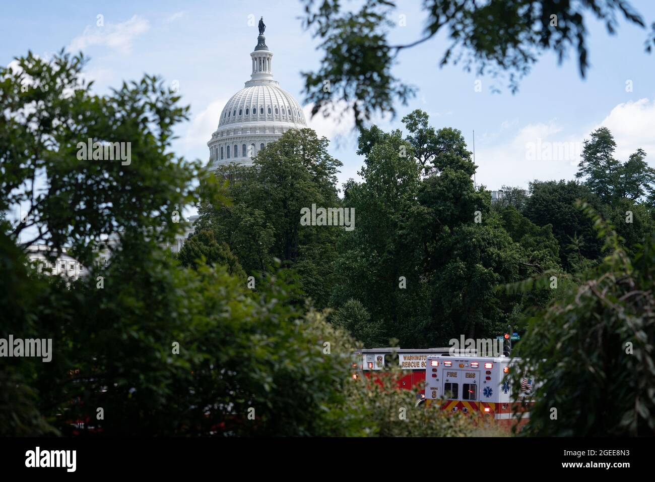 Washington, USA. August 2021. Die Fahrzeuge der Ersthelfer werden am 19. August 2021 in der Nähe des Kapitolgebäudes in Washington, DC, USA, gesehen. Mehrere Gebäude auf dem Capitol Hill, darunter das Gebäude des Obersten Gerichtshofs der USA, wurden am Donnerstagmorgen aufgrund einer laufenden Untersuchung der US-Polizei (USCP) und anderer Behörden wegen einer „aktiven Bombendrohung“ in der Nähe evakuiert. Quelle: Liu Jie/Xinhua/Alamy Live News Stockfoto