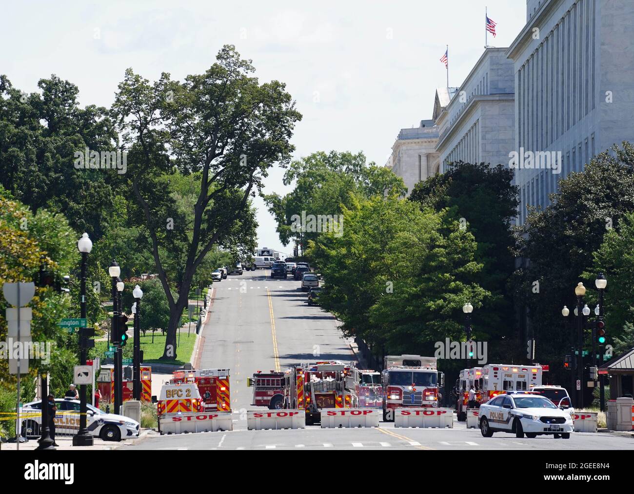 Washington, USA. August 2021. Die Fahrzeuge der Ersthelfer werden am 19. August 2021 in der Nähe des Kapitolgebäudes in Washington, DC, USA, gesehen. Mehrere Gebäude auf dem Capitol Hill, darunter das Gebäude des Obersten Gerichtshofs der USA, wurden am Donnerstagmorgen aufgrund einer laufenden Untersuchung der US-Polizei (USCP) und anderer Behörden wegen einer „aktiven Bombendrohung“ in der Nähe evakuiert. Quelle: Liu Jie/Xinhua/Alamy Live News Stockfoto