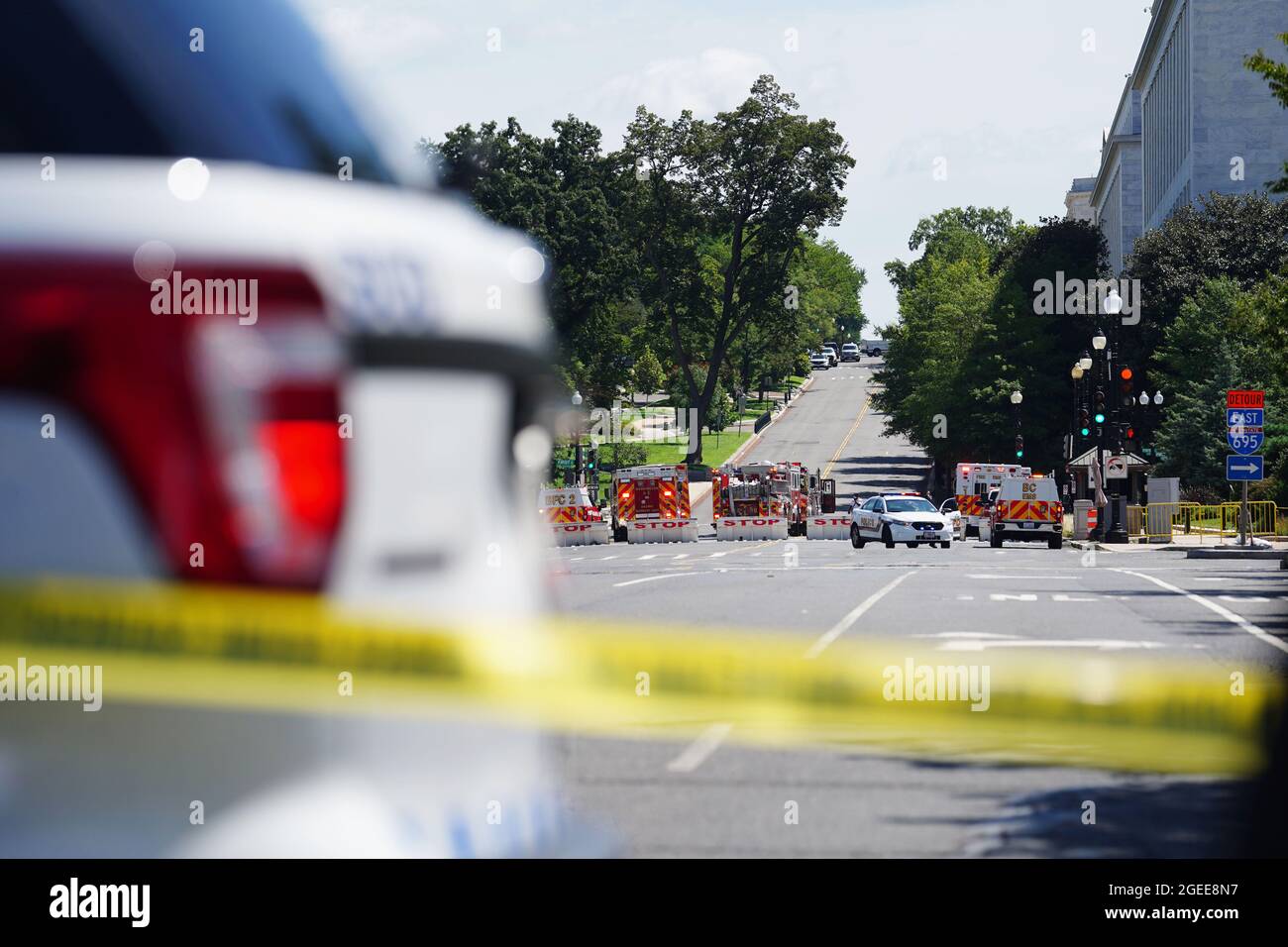 Washington, USA. August 2021. Die Fahrzeuge der Ersthelfer werden am 19. August 2021 in der Nähe des Kapitolgebäudes in Washington, DC, USA, gesehen. Mehrere Gebäude auf dem Capitol Hill, darunter das Gebäude des Obersten Gerichtshofs der USA, wurden am Donnerstagmorgen aufgrund einer laufenden Untersuchung der US-Polizei (USCP) und anderer Behörden wegen einer „aktiven Bombendrohung“ in der Nähe evakuiert. Quelle: Liu Jie/Xinhua/Alamy Live News Stockfoto