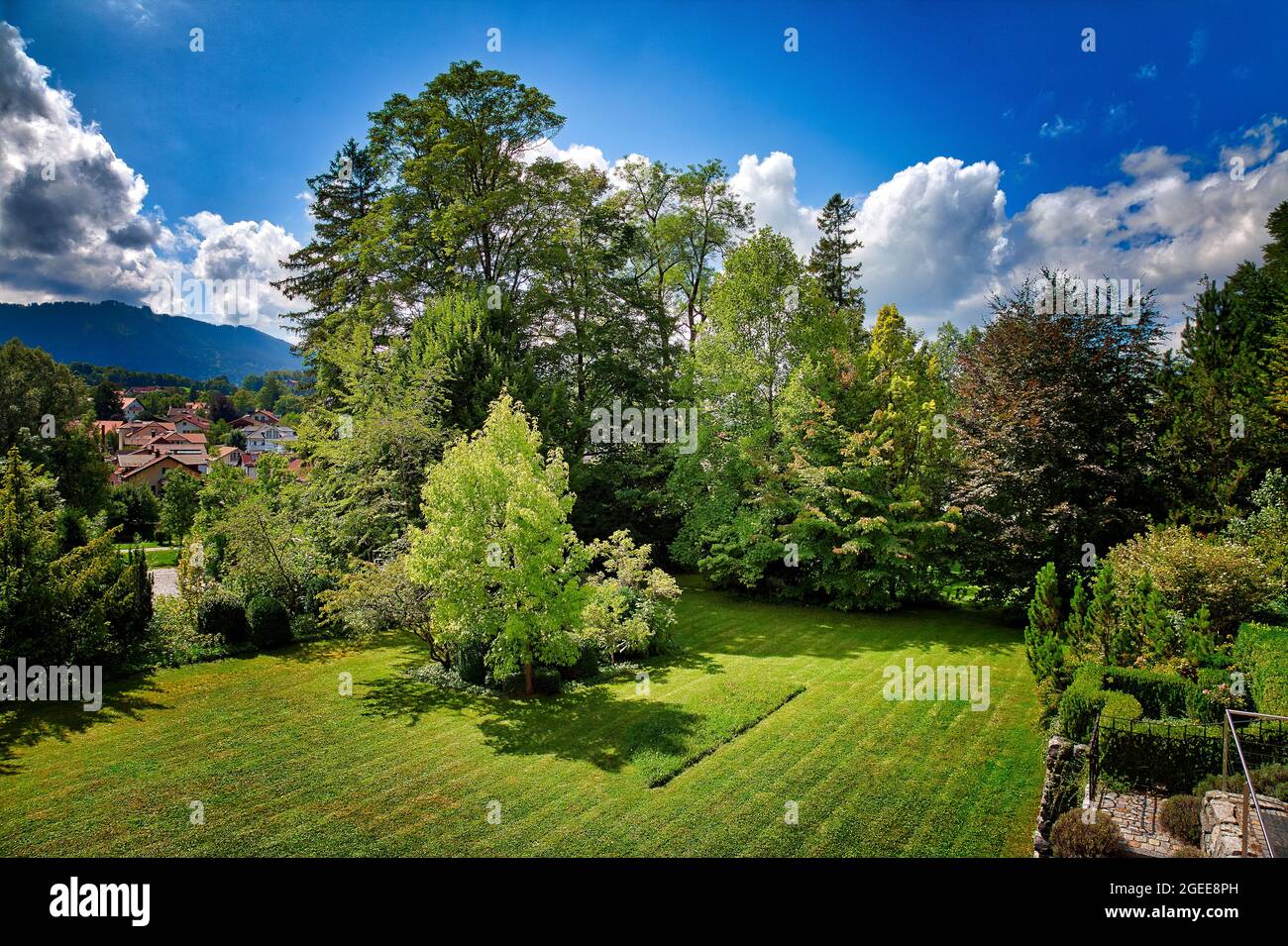 DE - BAVARIA: Private Gartenlandschaft an der Isar in Bad Tölz, Oberbayern Stockfoto