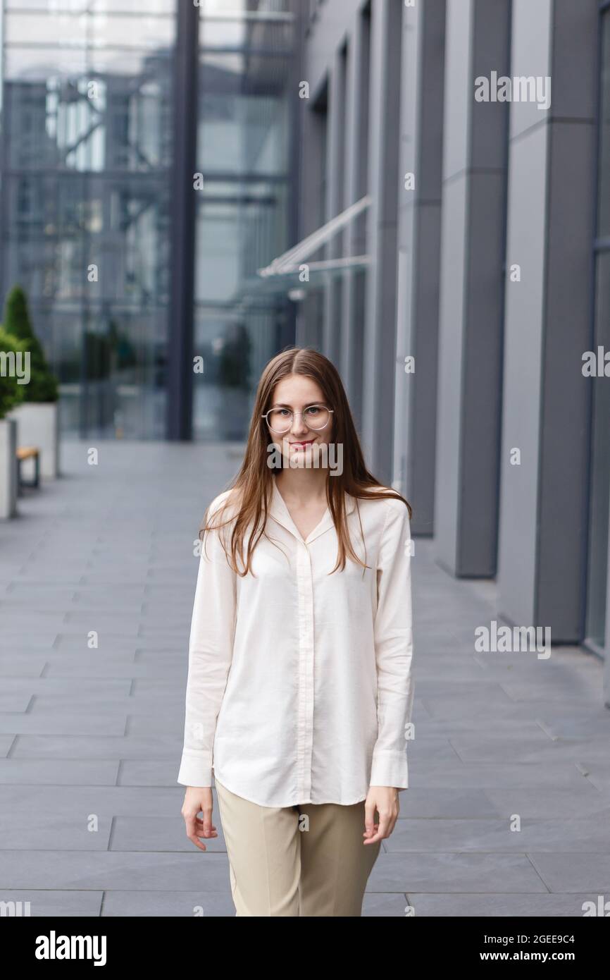 Junge Frau in Geschäftskleidung in der Nähe ihres Büros Stockfoto