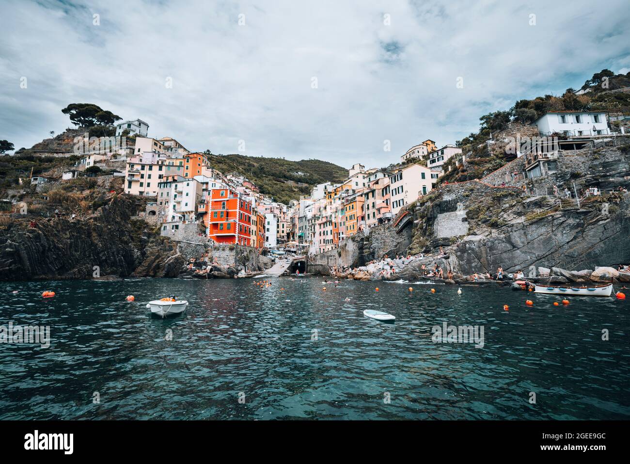 Weitwinkelaufnahme des berühmten italienischen Küstendorfes von Riomaggiore im Hafen Stockfoto