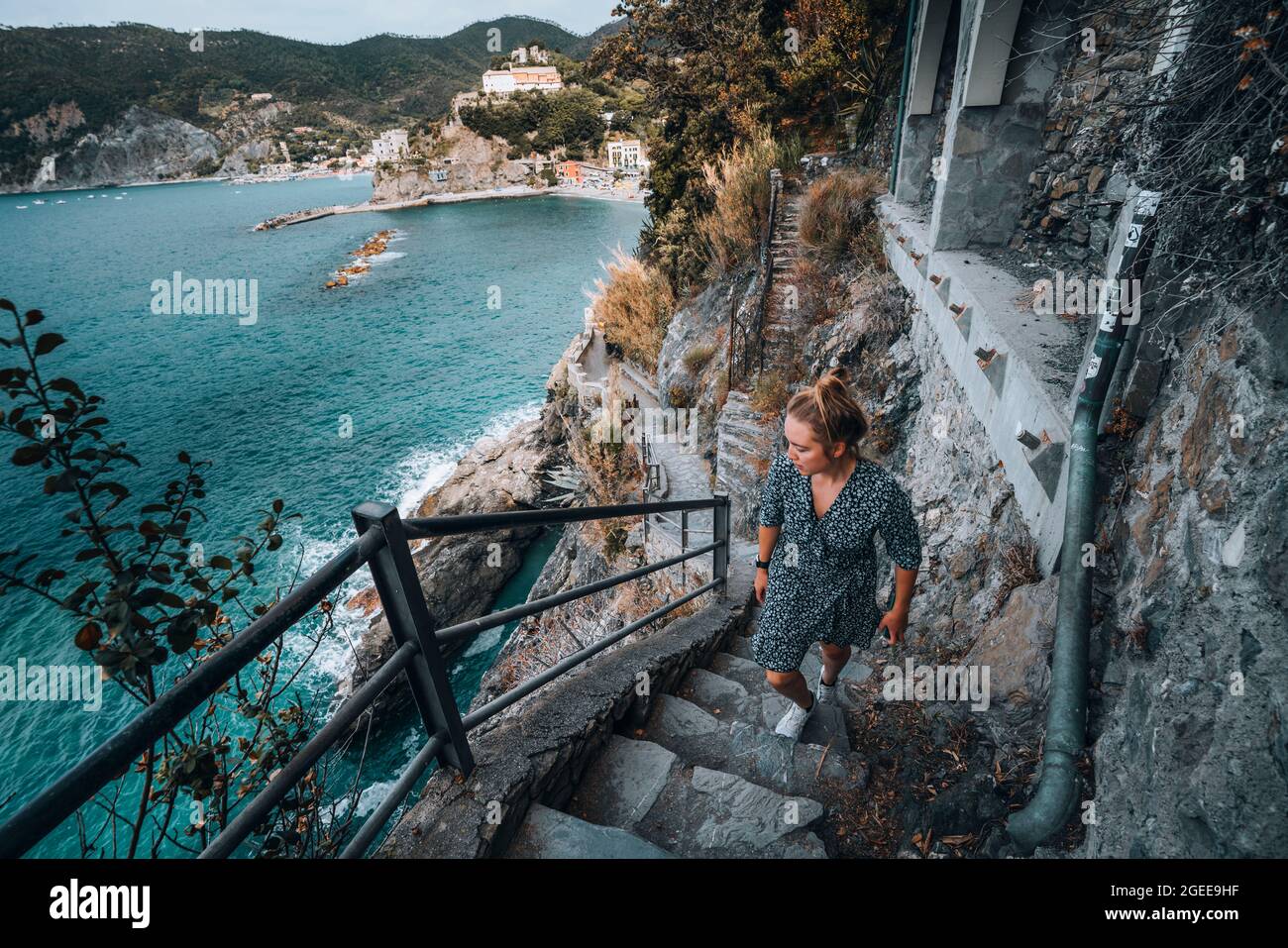 Junge Frauen klettern Treppe auf Küstenweg in Cinque Terre Stockfoto