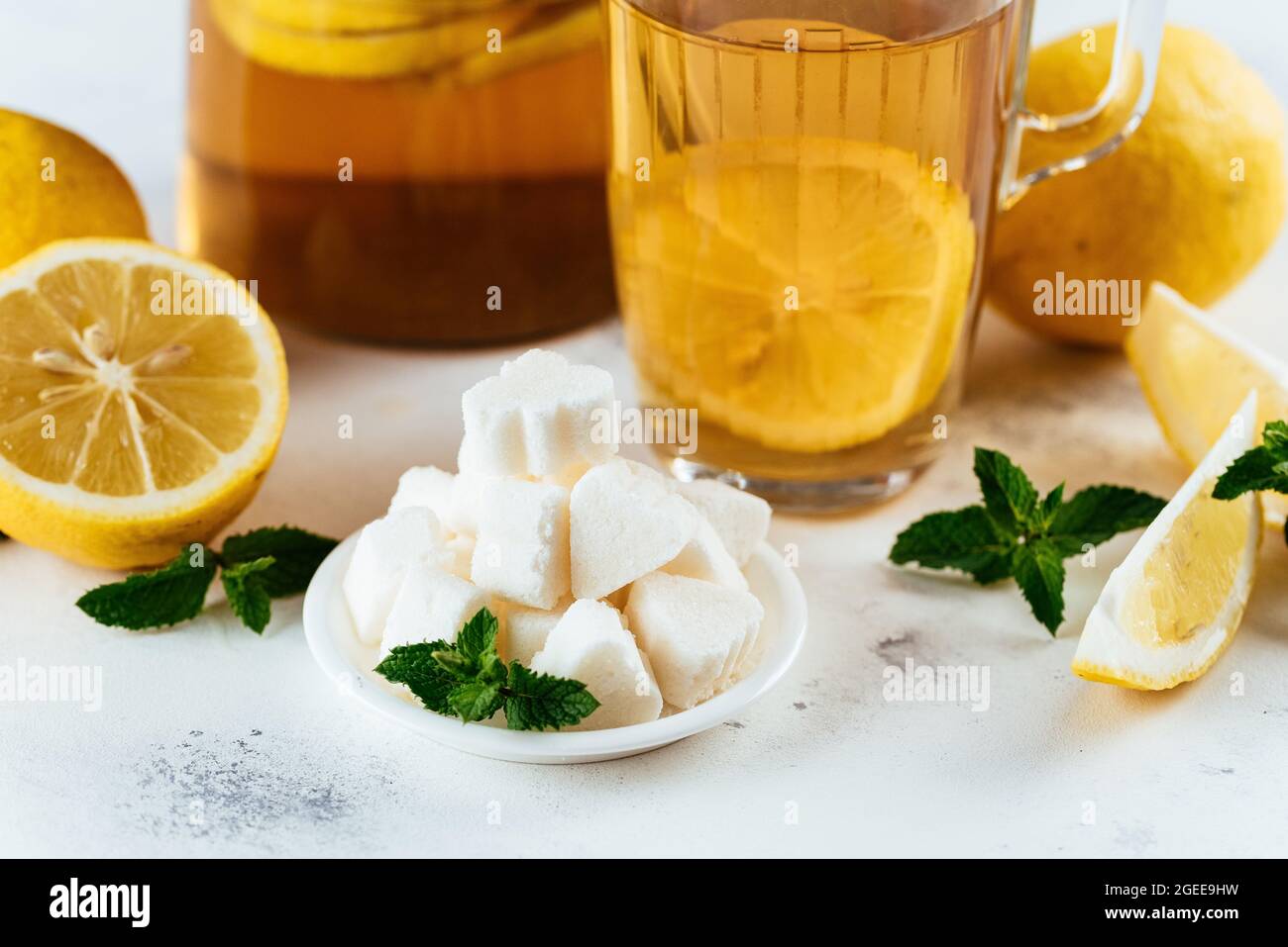 würfelzucker mit Zitronengeschmack in einer Schüssel Stockfoto