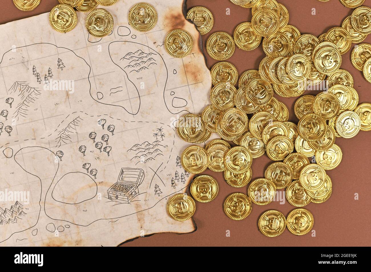 Handgezeichnete Piraten Schatzkarte mit Spielzeug-Goldmünzen für Kinder Stockfoto