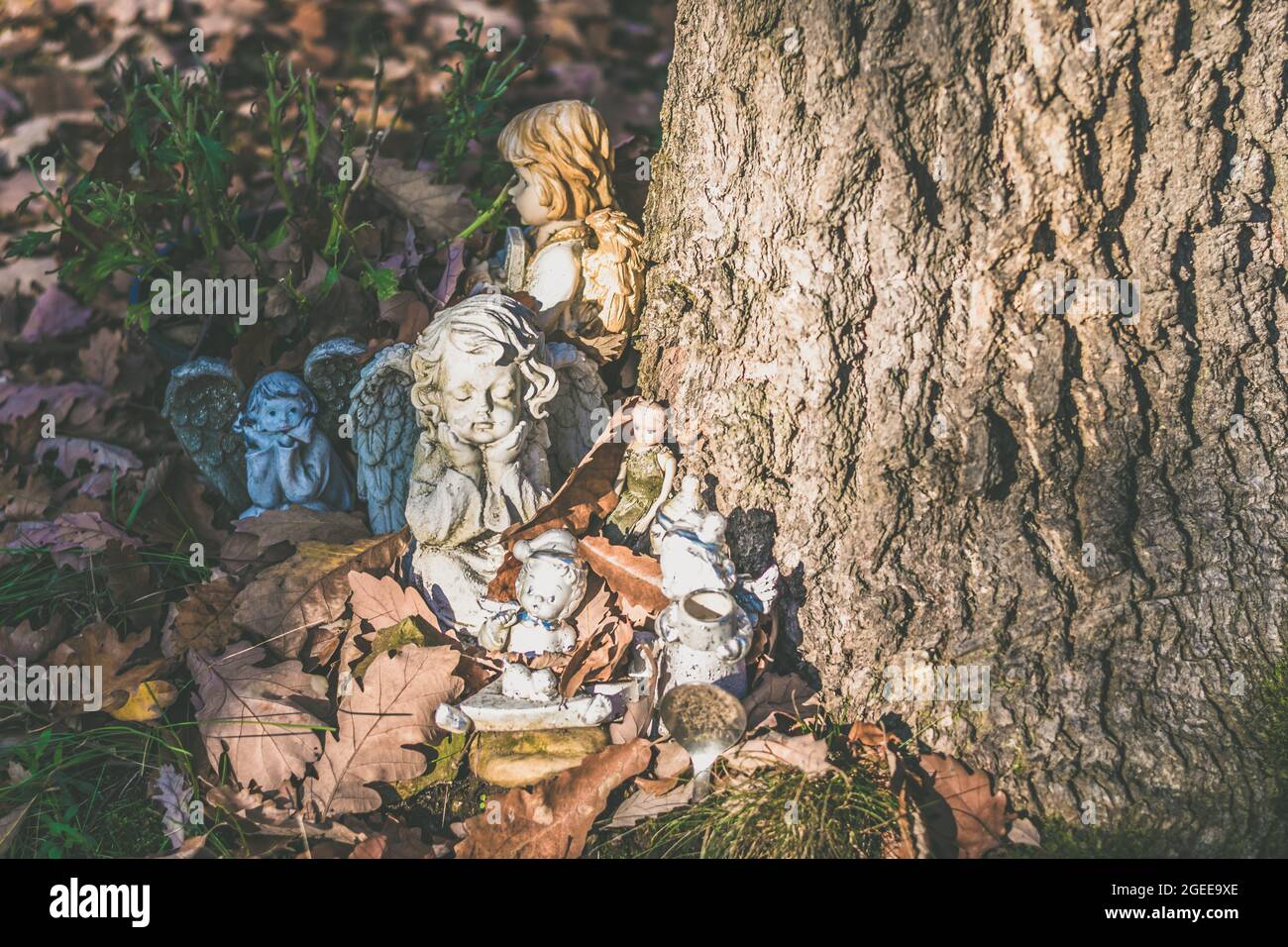 Engelstatuen auf dem Friedhof im Herbst Stockfoto
