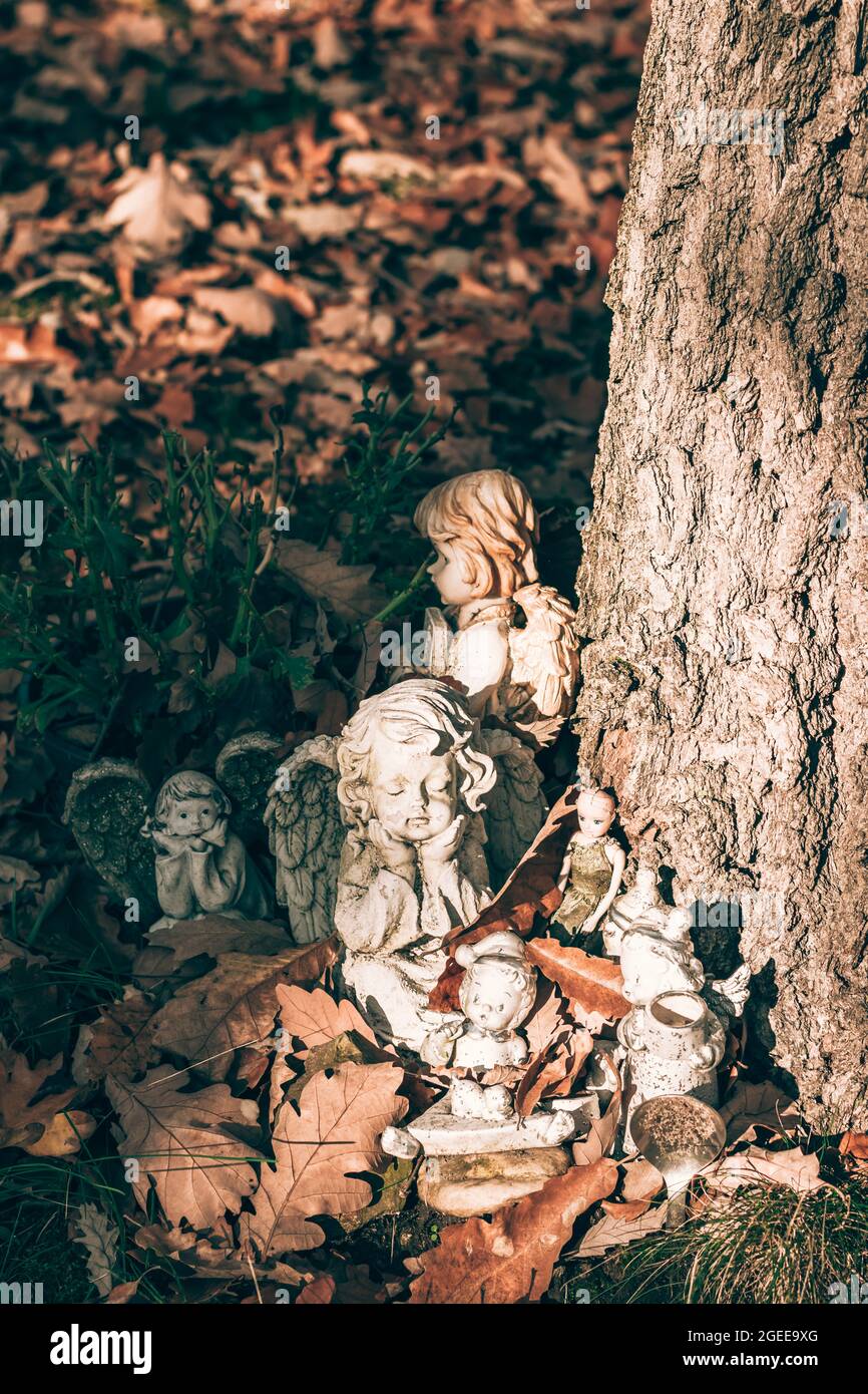 Engelstatuen auf dem Friedhof im Herbst Stockfoto