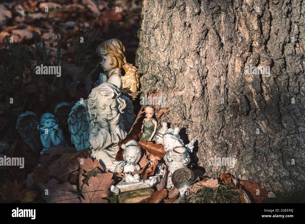 Engelstatuen auf dem Friedhof im Herbst Stockfoto