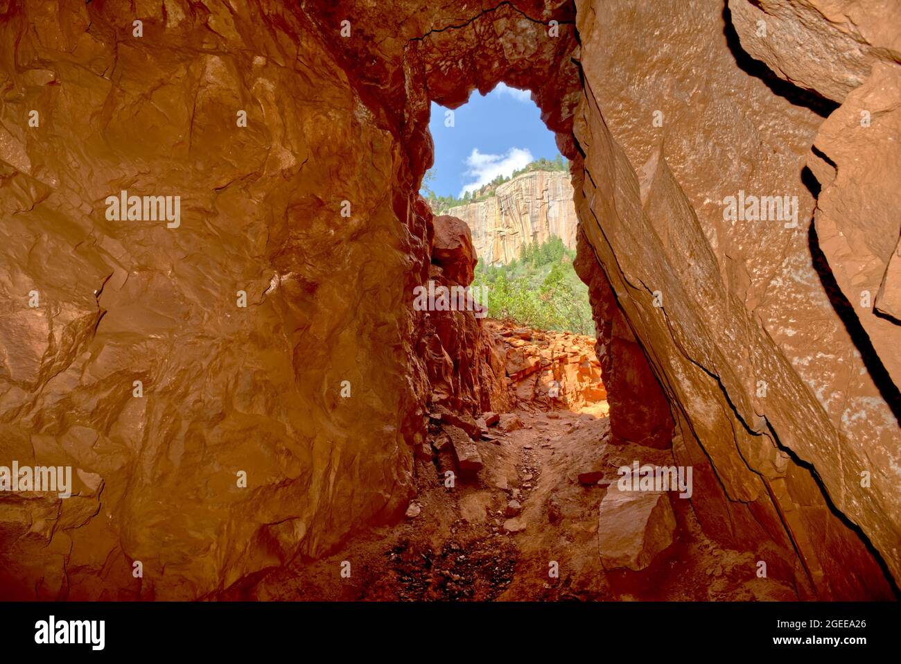 Blick vom Inneren des Supai Tunnels entlang des North Kaibab Trail am Grand Canyon North Rim Arizona. Stockfoto