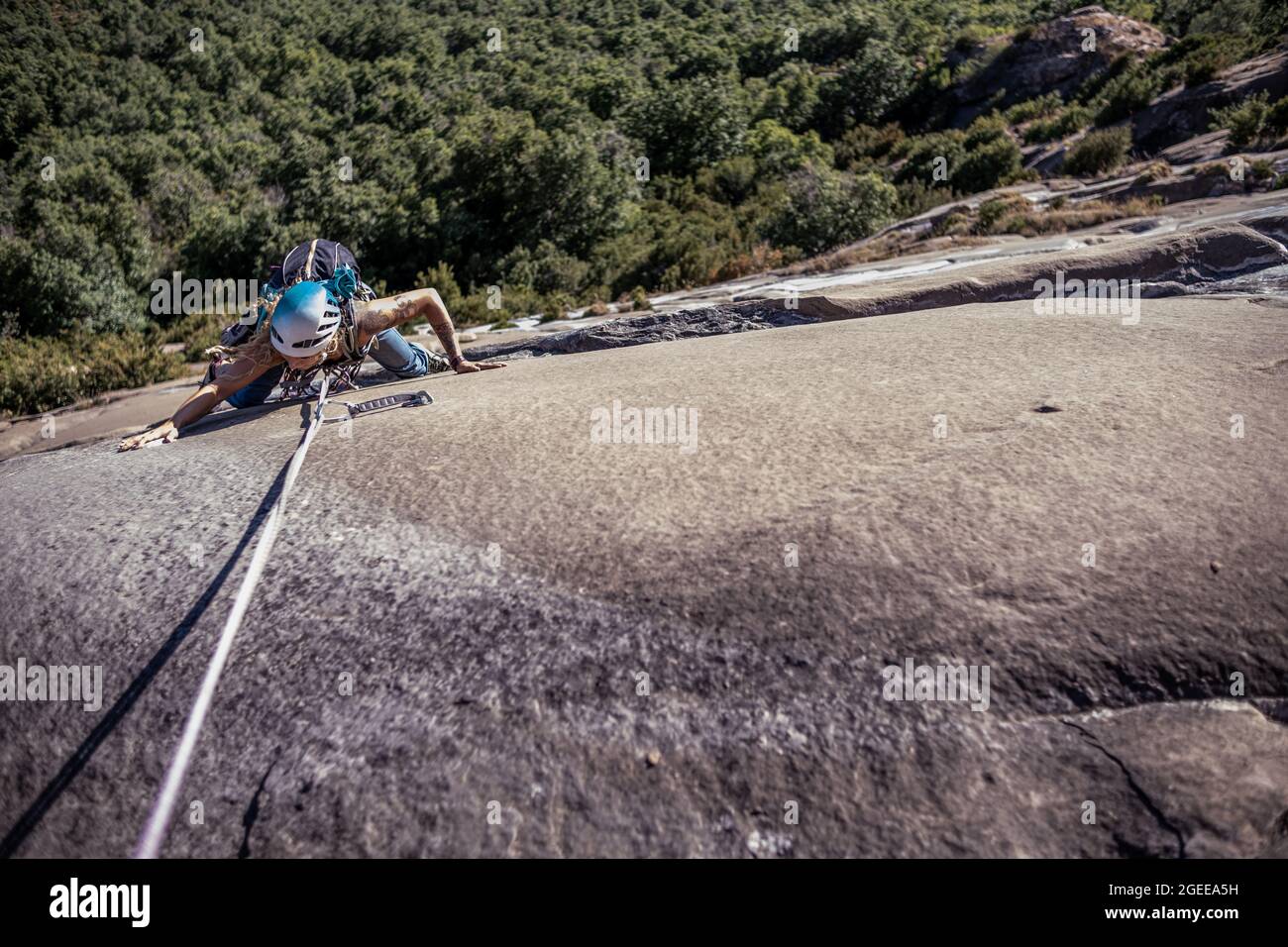 Handpflanze auf Felsen Frau klettern Schlag in spanien Stockfoto