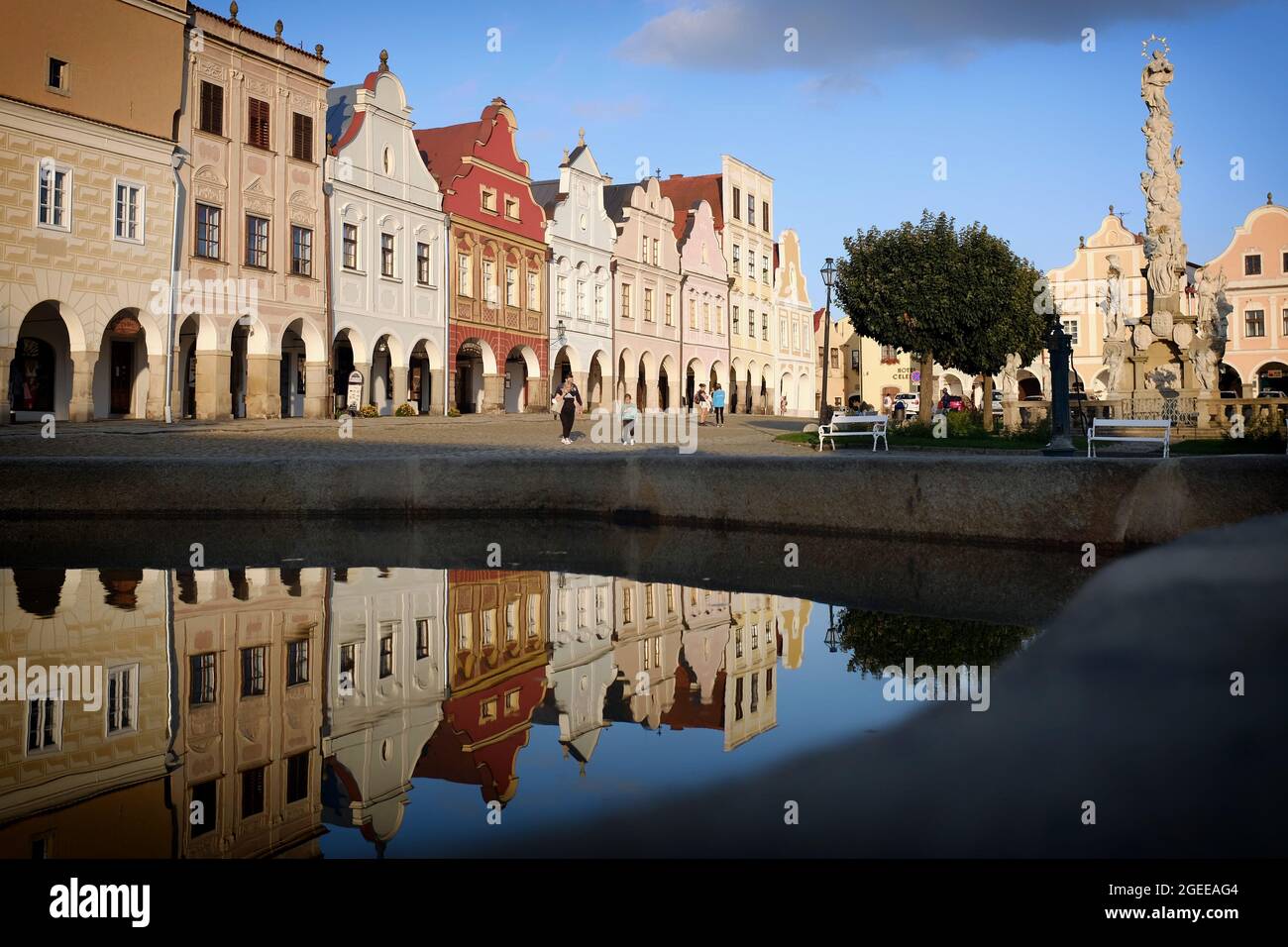 Telc, Tschechische Republik. August 2021. Renaissance- und Barockhäuser spiegelten sich an sonnigen Tagen in Telc in der Tschechischen Republik in der Wasseroberfläche wider. Telc ist eine Stadt in Südmähren. Die Stadt wurde im 13. Jahrhundert als königliche Wasserburg an der Kreuzung der geschäftigen Handelsrouten zwischen Böhmen, Mähren und Österreich gegründet. Seit 1992 ist dies ein UNESCO-Weltkulturerbe. (Bild: © Slavek Ruta/ZUMA Press Wire) Stockfoto