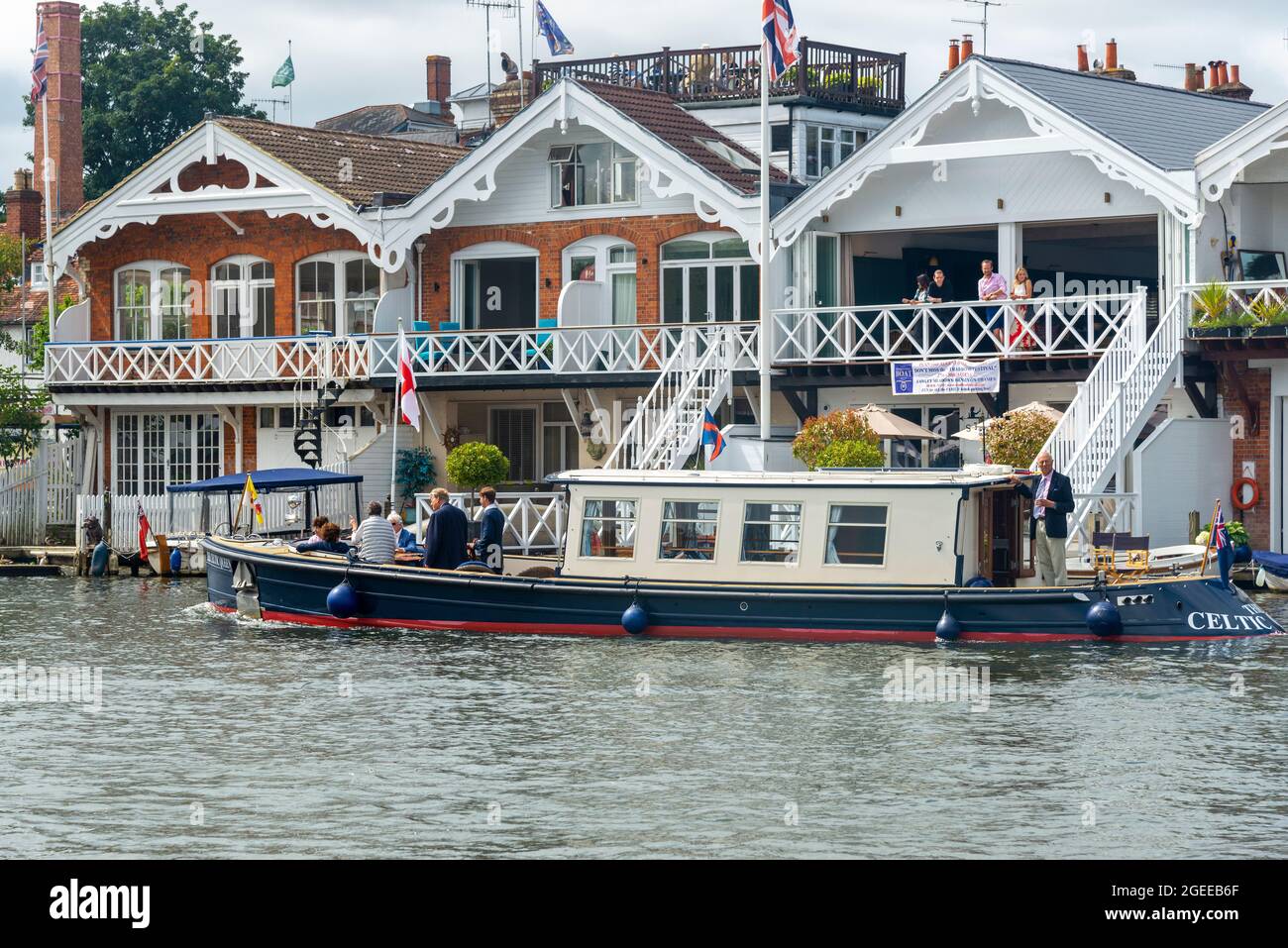 Häuser am Wasser und traditionelles Flussboot während der Henley Royal Regatta (2021), Henley-on-Thames, England, Großbritannien Stockfoto