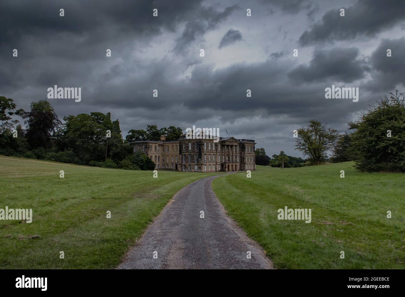 Gewitterwolken über Calke Abbey in Derbyshire, Großbritannien Stockfoto