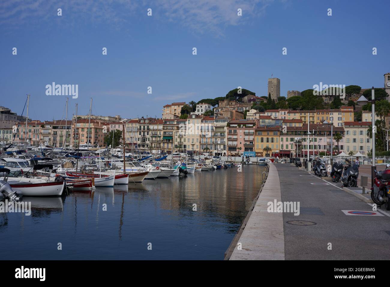 Cannes, Frankreich - 16. Juni 2021 - Blick auf den Alten Hafen - historische Stätte mit klassischem Segelboot und modernen Yachten, die Stars beherbergen Stockfoto