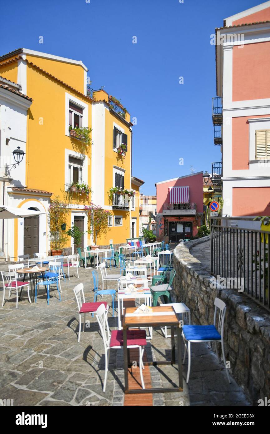 Eine schmale Straße in San Nicola Arcella, einer alten Stadt in der Region Kalabrien in Italien. Stockfoto