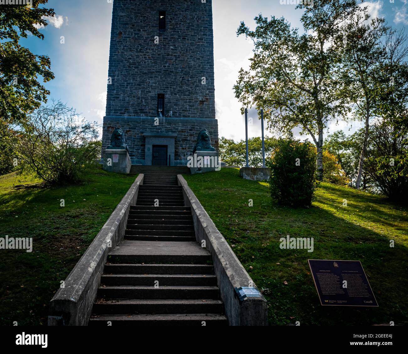 Blick auf die Stufen zum dingle Memorial Tower im Sir Sandford Fleming Park, an einem schönen klaren Tag Ende Herbst Stockfoto