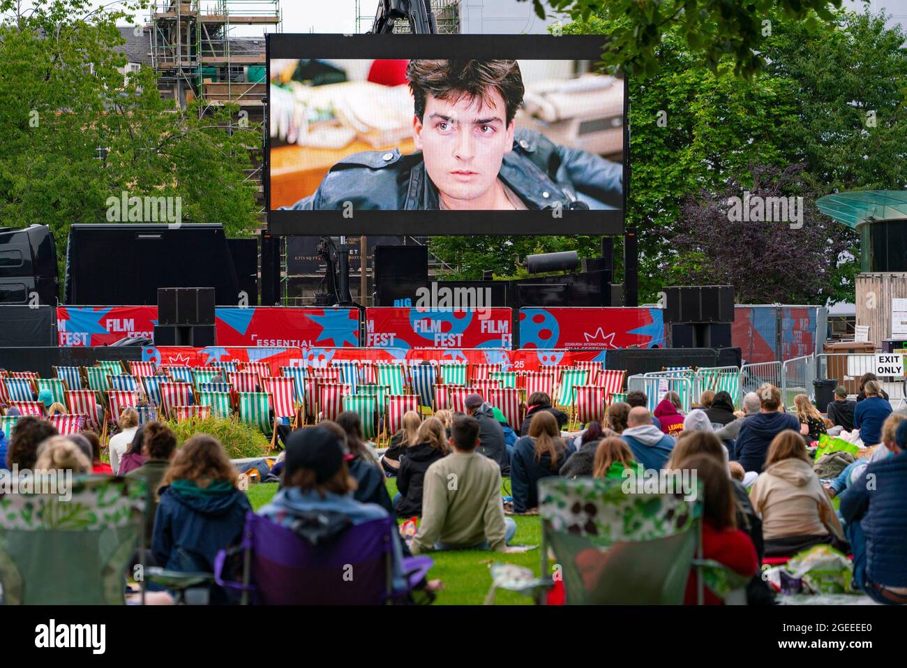 Edinburgh, Schottland, Großbritannien. August 2021. Das Publikum sieht sich eine Vorführung des Kultfilms Ferris Bueller’s Day Off auf dem Film Fest im Freiluftkino der Stadt auf dem St. Andrew Square im Freien an. Dies ist eine der Veranstaltungen, die während des Edinburgh International Film Festival in der Stadt stattfinden. Iain Masterton/Alamy Live Nachrichten. Stockfoto