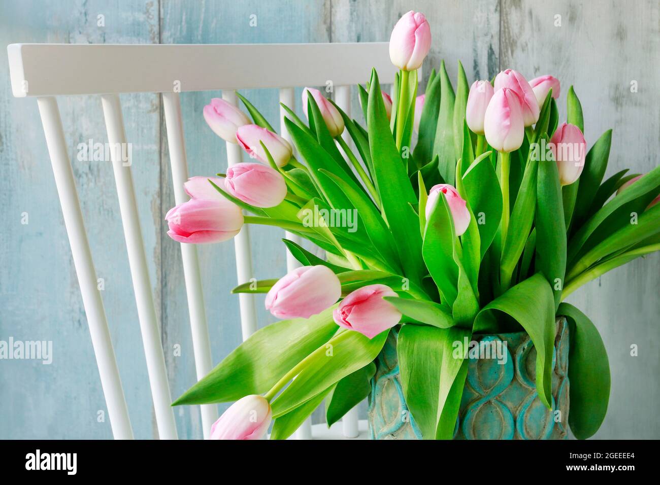 Großer Haufen Tulpen in Keramikvase. Frühlingsdekoration für Zuhause. Stockfoto