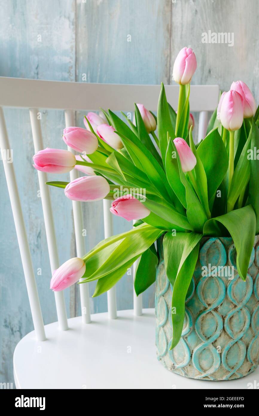 Großer Haufen Tulpen in Keramikvase. Frühlingsdekoration für Zuhause. Stockfoto