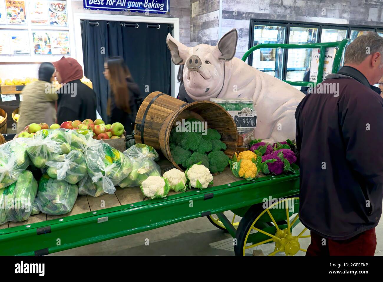 Produzieren Sie auf einem Wagen auf einem Lebensmittelmarkt, Langley, B. C., Kanada. Stockfoto