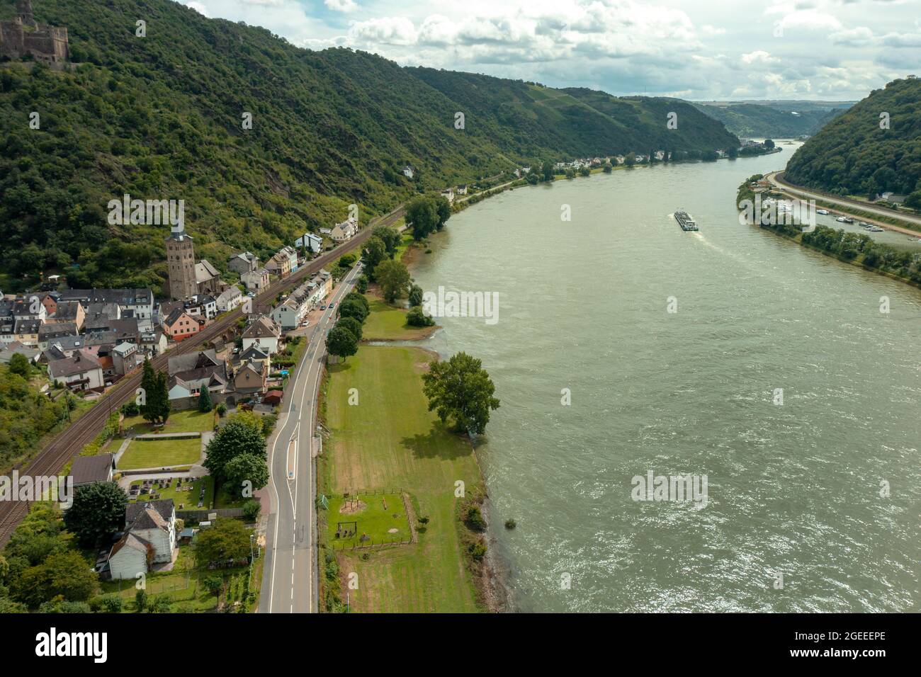 Luftaufnahme der Rheintal Kulturlandschaft und des Dorfes Wellmich Stockfoto