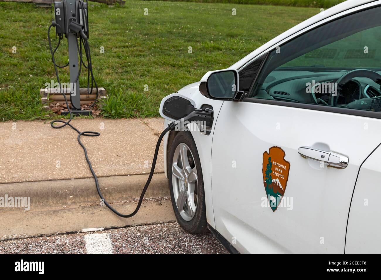 Republic, Missouri - EIN Chevrolet Volt Hybrid-Elektroauto mit National Park Service, das auf dem Wilson's Creek National Battlefield geladen wird. Stockfoto