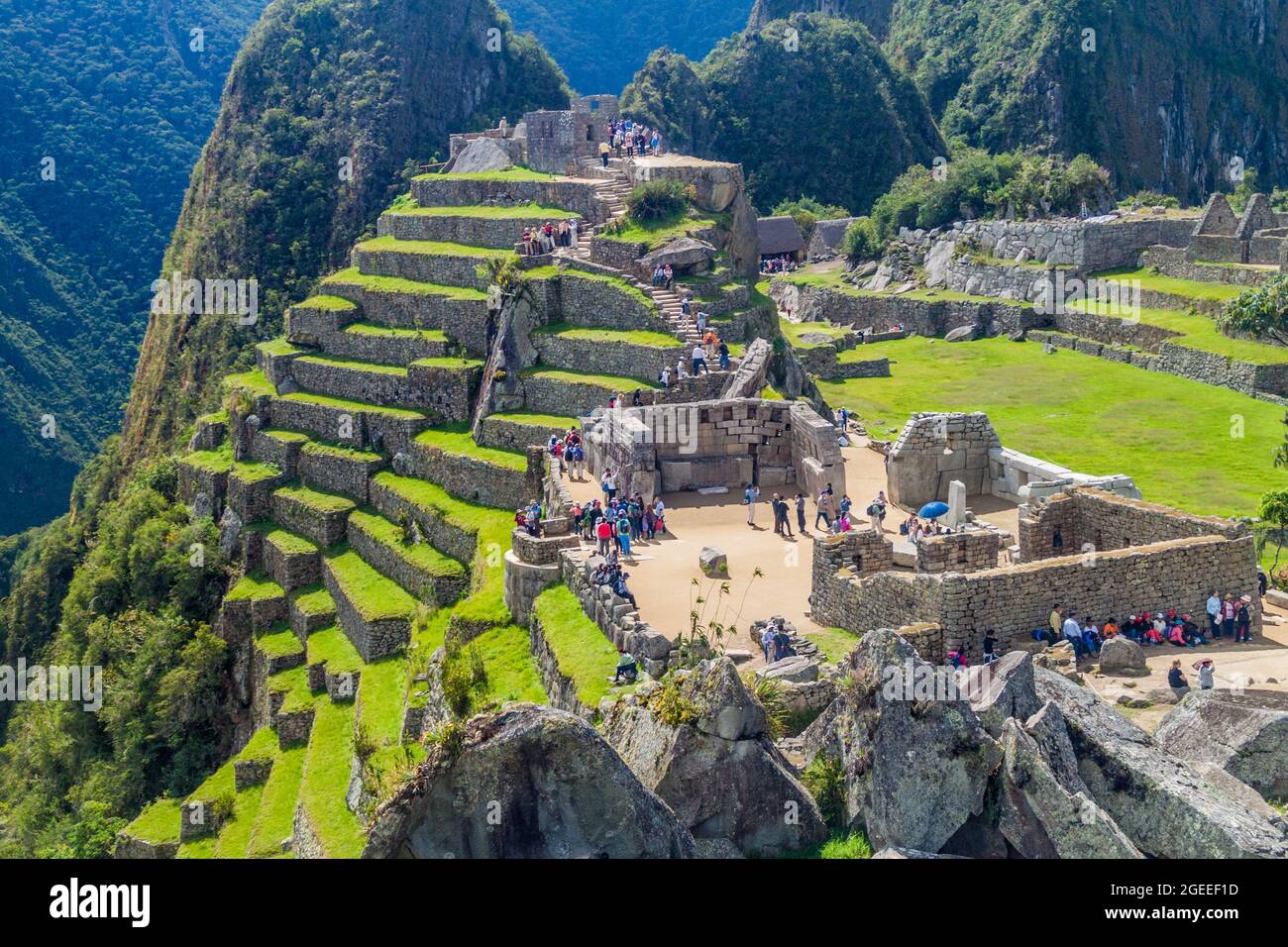 MACHU PICCHU, PERU - 18. MAI 2015: Besuchermassen in der Tempelzone der Machu Picchu Ruinen, Peru. Stockfoto