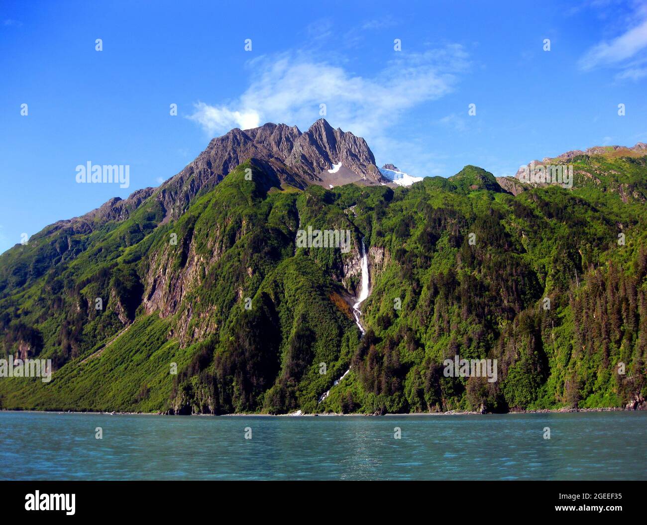 Der wunderschöne Anderson Glacier liegt auf den Chugach Mountains. Der Anderson Wasserfall stürzt sich über felsige Klippen und schließt sich den Gewässern von Prince William so an Stockfoto