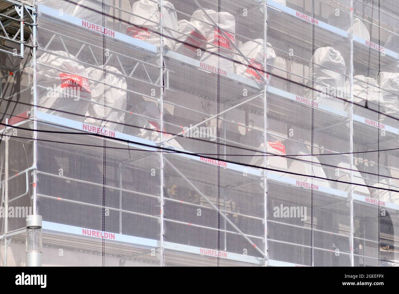 Karlsruhe, Deutschland - August 2021: Teil der Baustelle mit Gerüsten auf mehrgeschossiger Gebäudefassade während der Renovierung Stockfoto