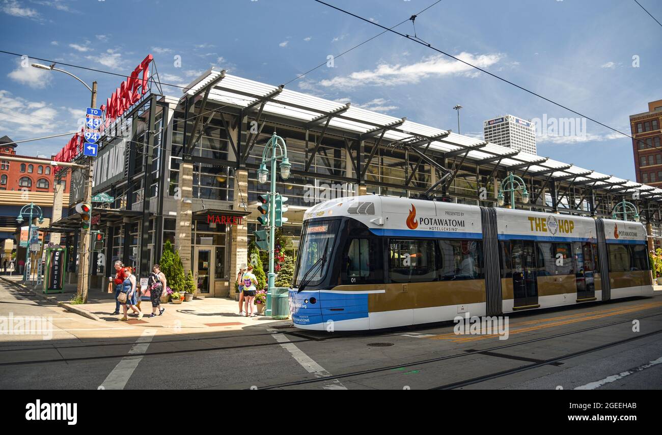 Milwaukee Public Market, neben dem Riverwalk, einem Fußgängerweg, der sich entlang des Milwaukee River in der Innenstadt von Milwaukee, WI, USA, schlängelt Stockfoto