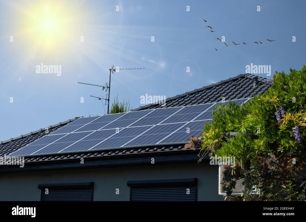 Solarpanel oder Photovoltaikanlage auf dem Dach eines modernen Hauses. Stockfoto