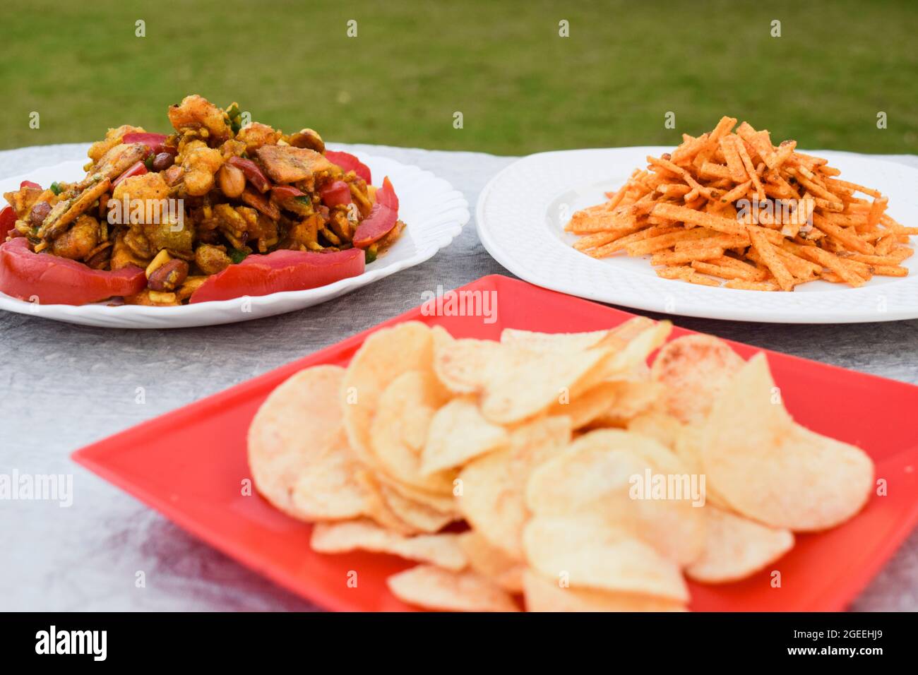 Farali Indian Fastenfutter Aloo Chips, Kartoffelsticks knusprig und Farali bhel Artikel serviert während Fastentage wie Ekadashi, Mahashivratri, ShrAV Stockfoto