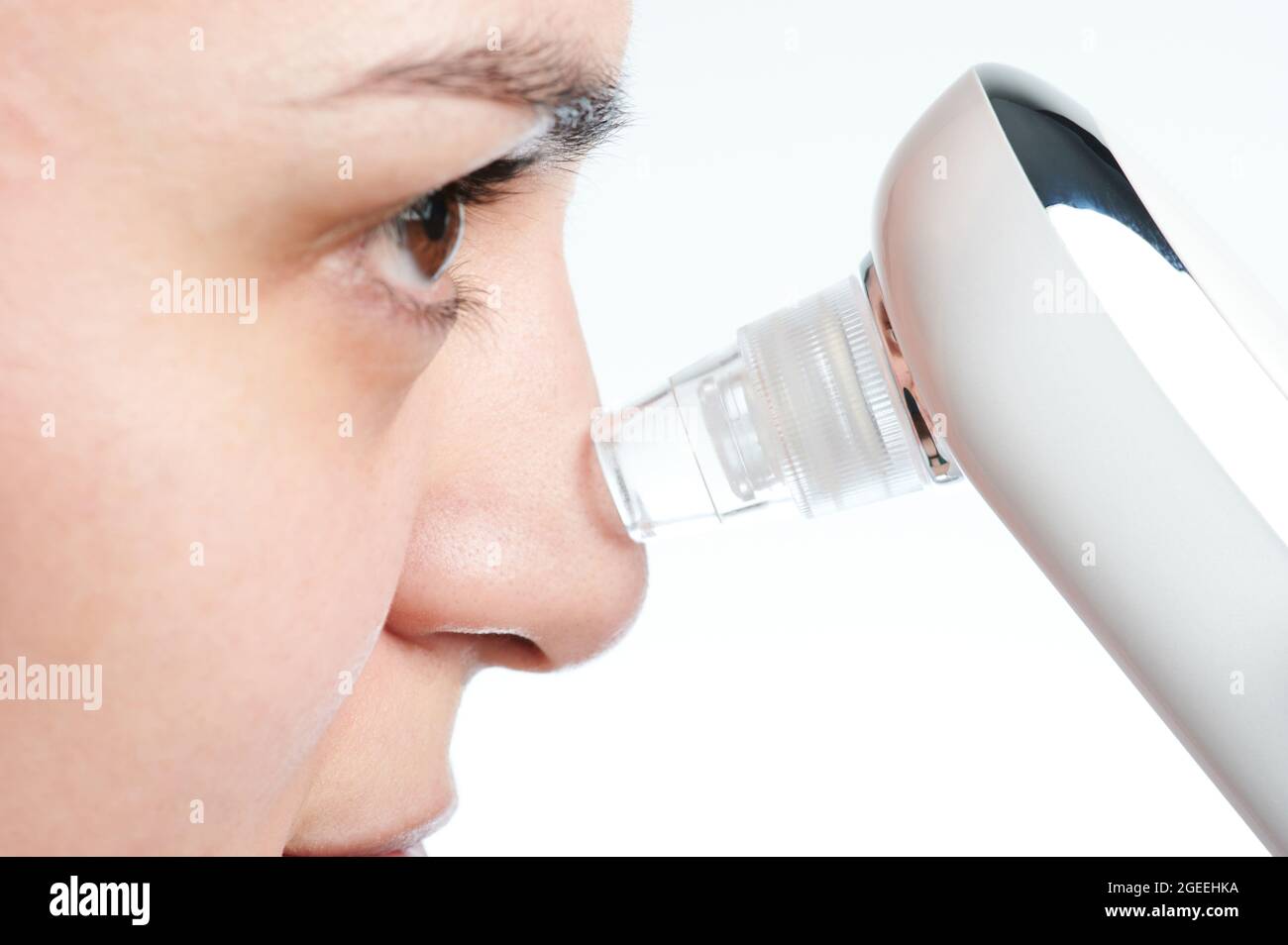 Frau reinigt ihre Hautporen mit einem isolierten Entferner Stockfoto