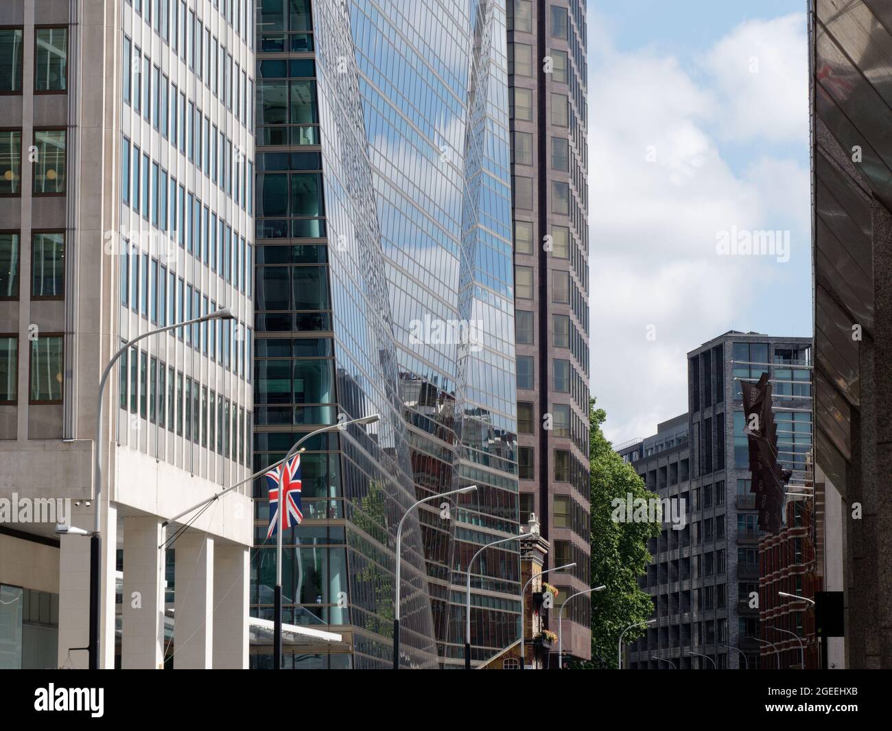 London, Greater London, England, August 10 2021: Nahaufnahme eines Gebäudes mit Glasfassade in der Victoria Street, in der der Union Jack fliegt. Stockfoto