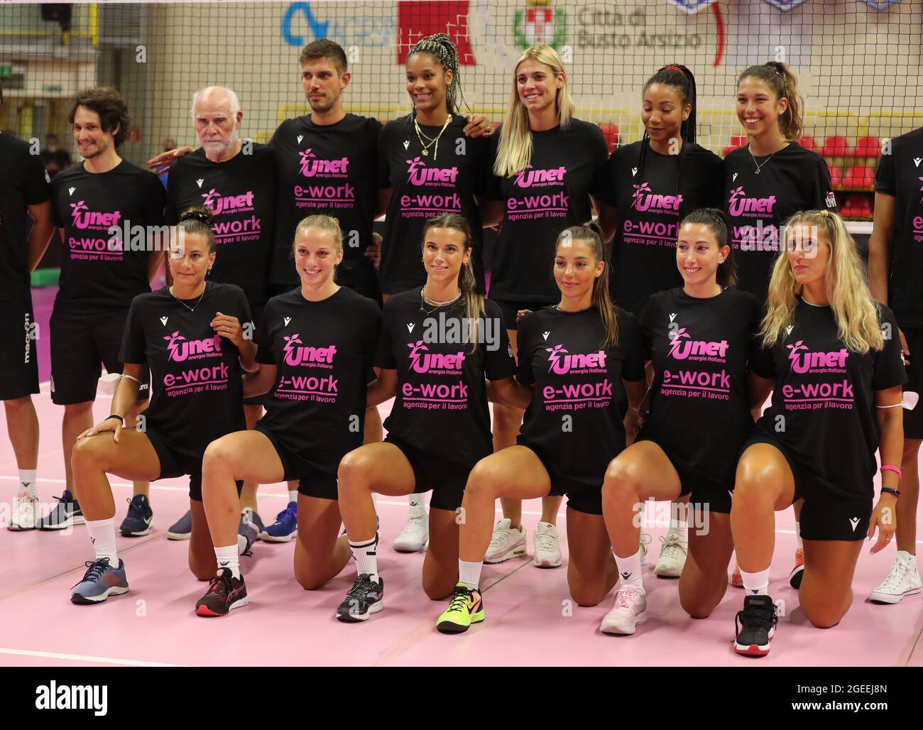 Busto Arsizio, Italien. August 2021. UYBA Unet E-Work Busto Arsizio Team während der Vorsaison-Teampräsentation in der E-Work Arena am 19. August 2021 in Busto Arsizio, Italien - Foto FCI/Fabrizio Carabelli/LM Credit: Live Media Publishing Group/Alamy Live News Stockfoto