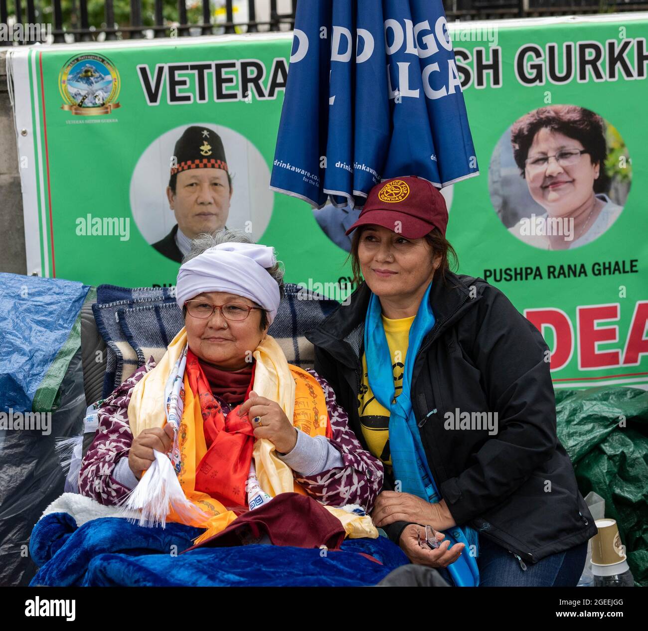 London, Großbritannien. August 2021. Ehemalige Gurkha-Soldaten haben ihren 13-tägigen Hungerstreik vor der Downing Street aufgegeben, nachdem die britische Regierung weiteren Gesprächen zugestimmt hatte. Kredit: Ian Davidson/Alamy Live Nachrichten Stockfoto