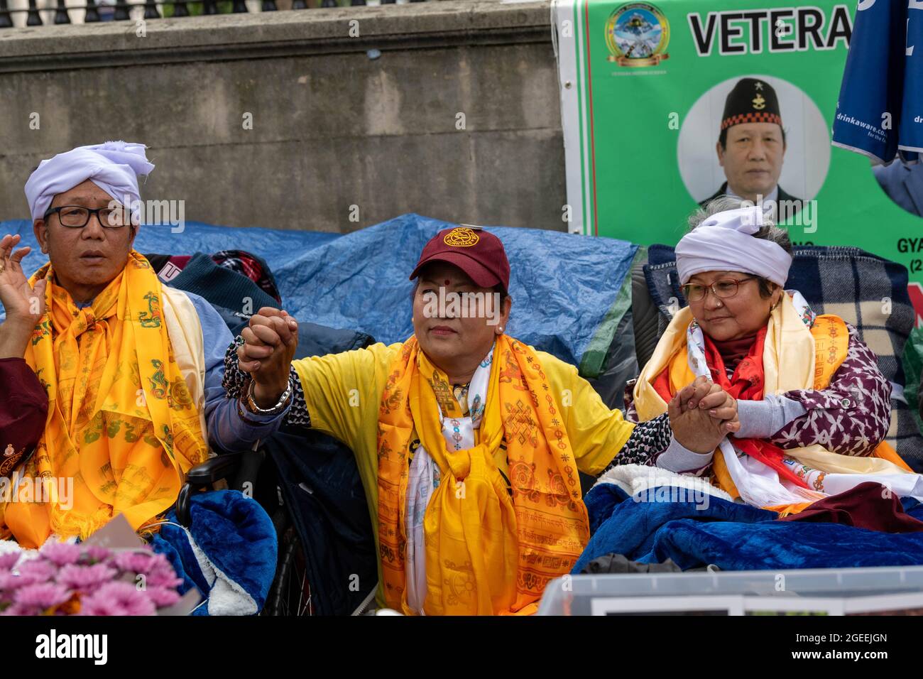 London, Großbritannien. August 2021. Ehemalige Gurkha-Soldaten haben ihren 13-tägigen Hungerstreik vor der Downing Street aufgegeben, nachdem die britische Regierung weiteren Gesprächen zugestimmt hatte. Kredit: Ian Davidson/Alamy Live Nachrichten Stockfoto